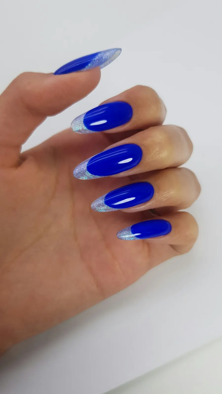 Azul eléctrico: Color intenso con punta plateada y brillo.
