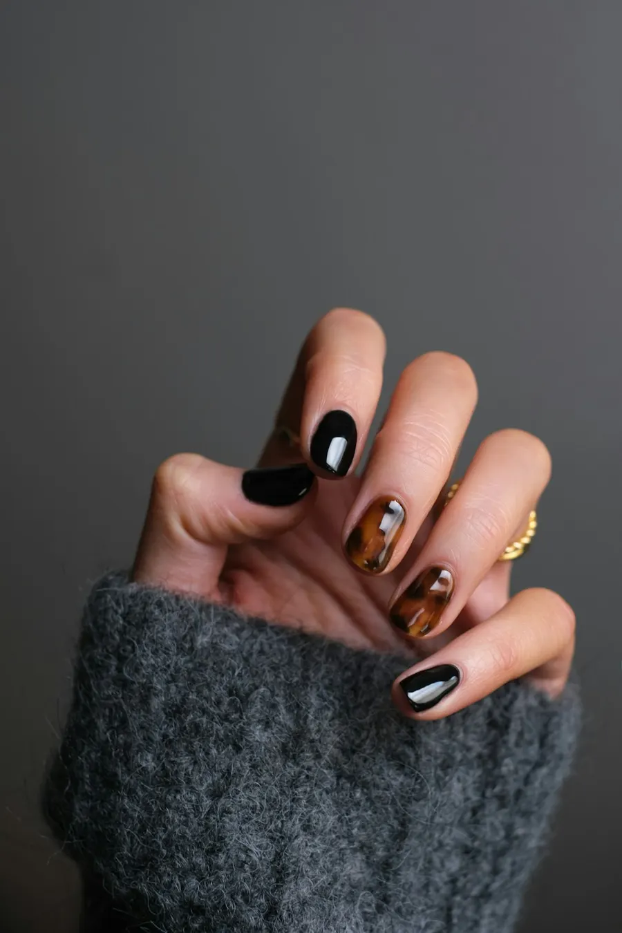 Carey y negro: Efecto carey con uñas negras de acento.
